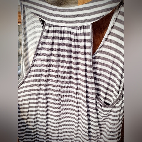 CAbi Tunic Racerback Tank w/ Fabric Rosettes, White/Gray, Size Small, Style 293 - Picture 4 of 7